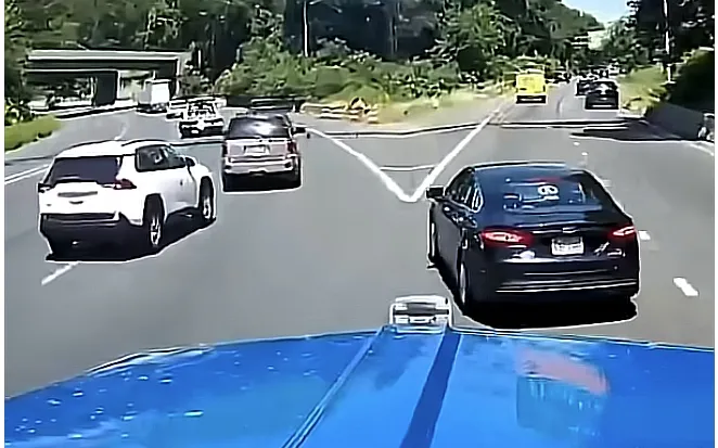 auto.pub 2 cars almost crash 31.03.26