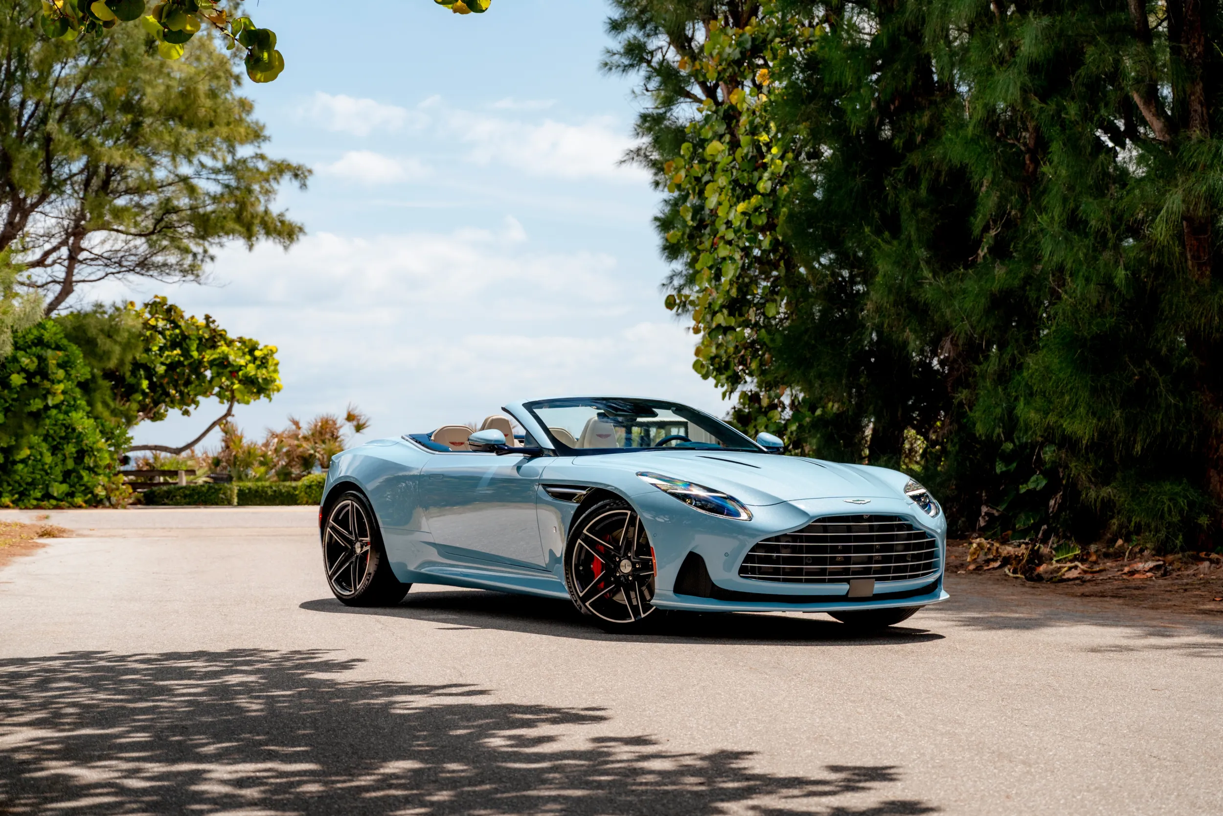 auto.pub Aston Martin DB12 Volante Palm Beach Edition 30.05.25