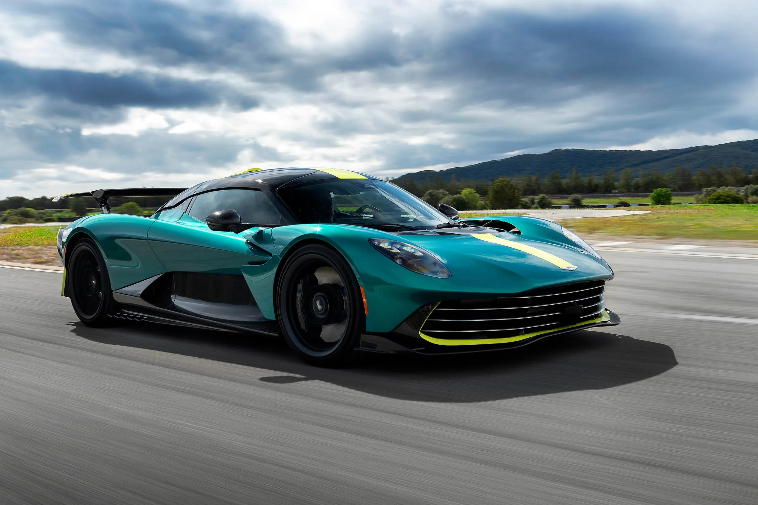 auto.pub Aston Martin Valhalla 01.04.25