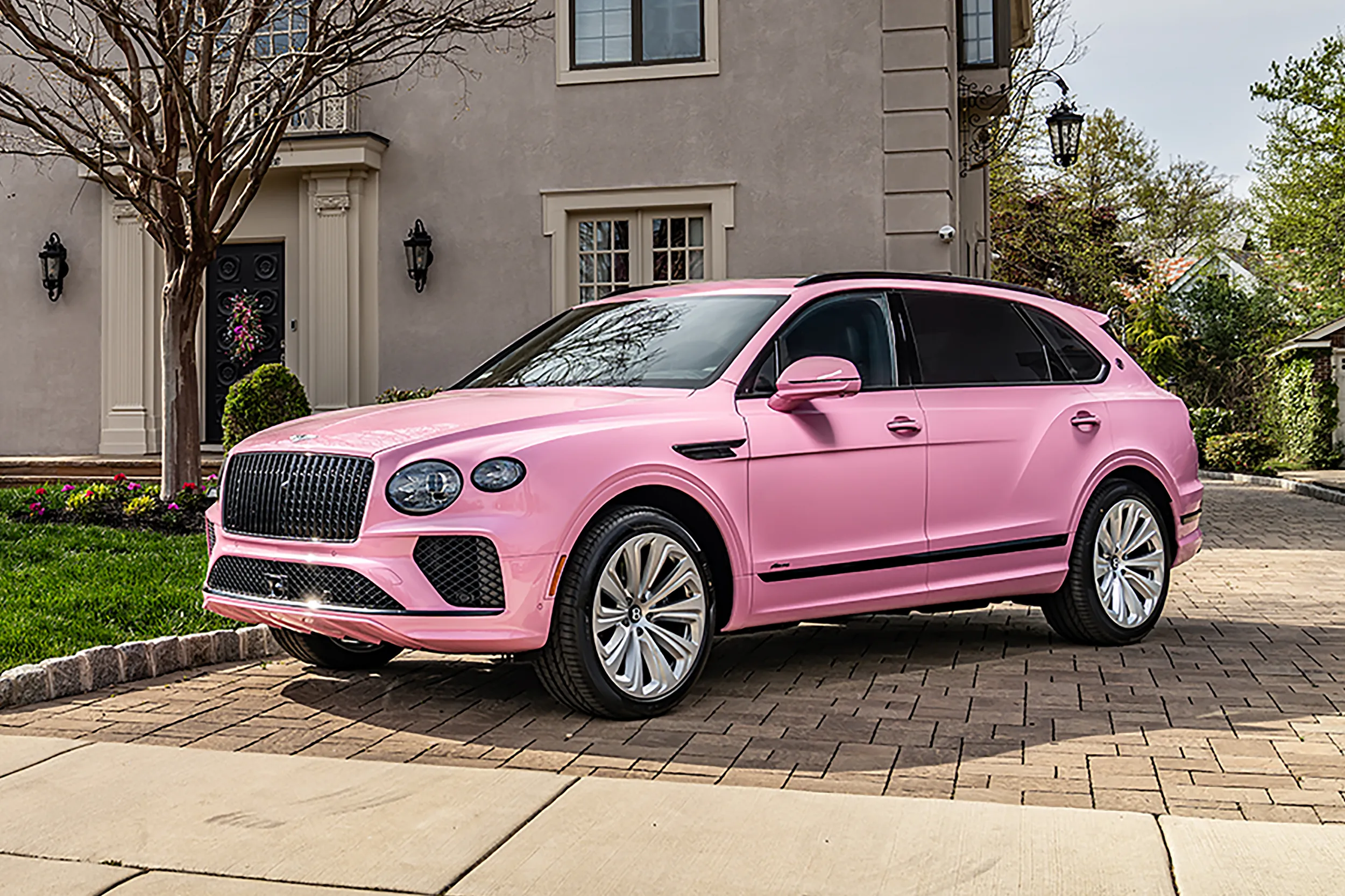 auto.pub Bentayga EWB Mulliner in Candy Pink 25.06.25