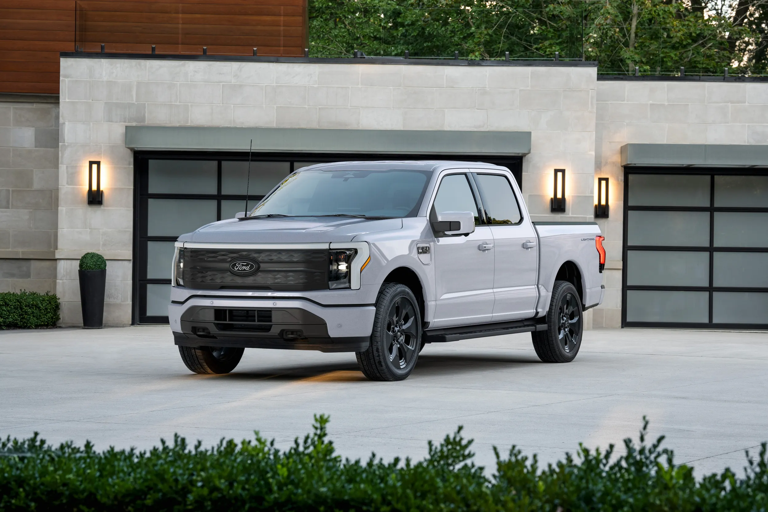 auto.pub Ford F-150 Lightning 10.11.25