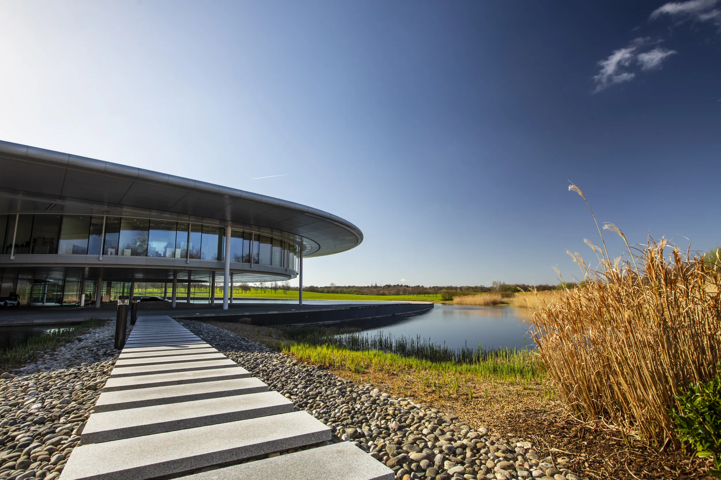 auto.pub McLaren HQ 04.04.25