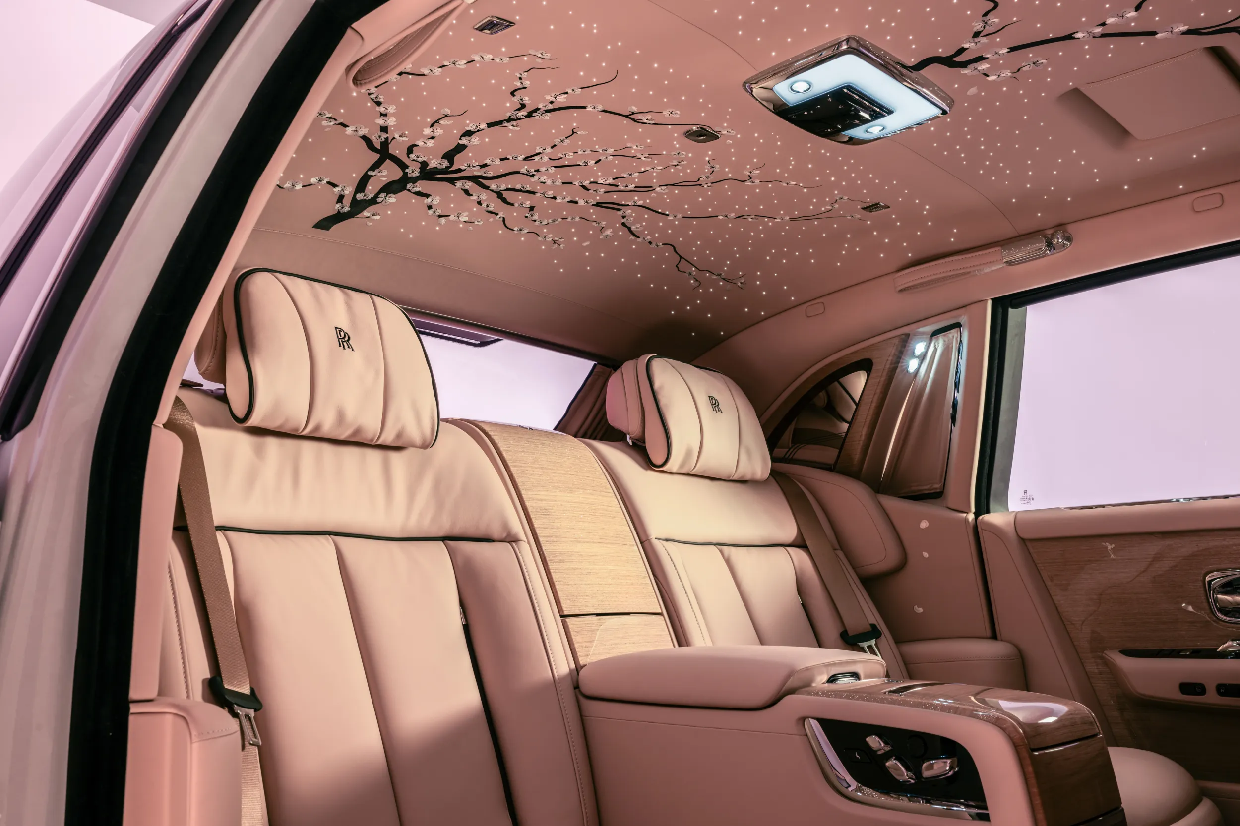 auto.pub Rolls-Royce Phantom Cherry Blossom 04.04.25