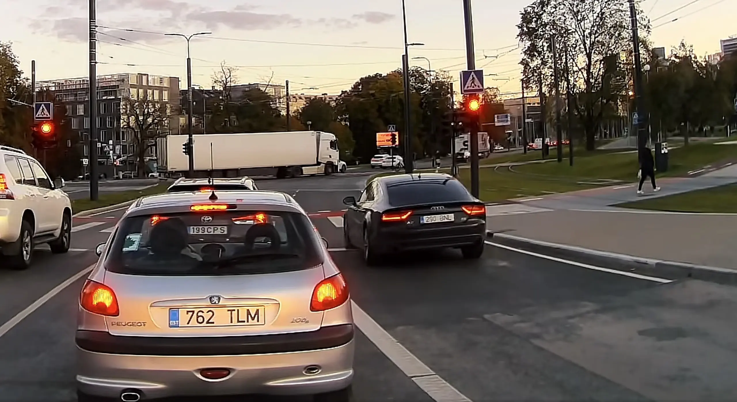 Punase tule alt läbi ja peaaegu üle jalgratturi