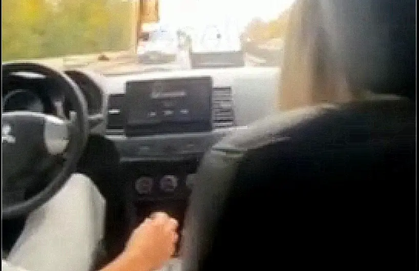 Naga virutas isa tagant auto ja tegi mitu avariid, kui politsei teda peatada püüdis