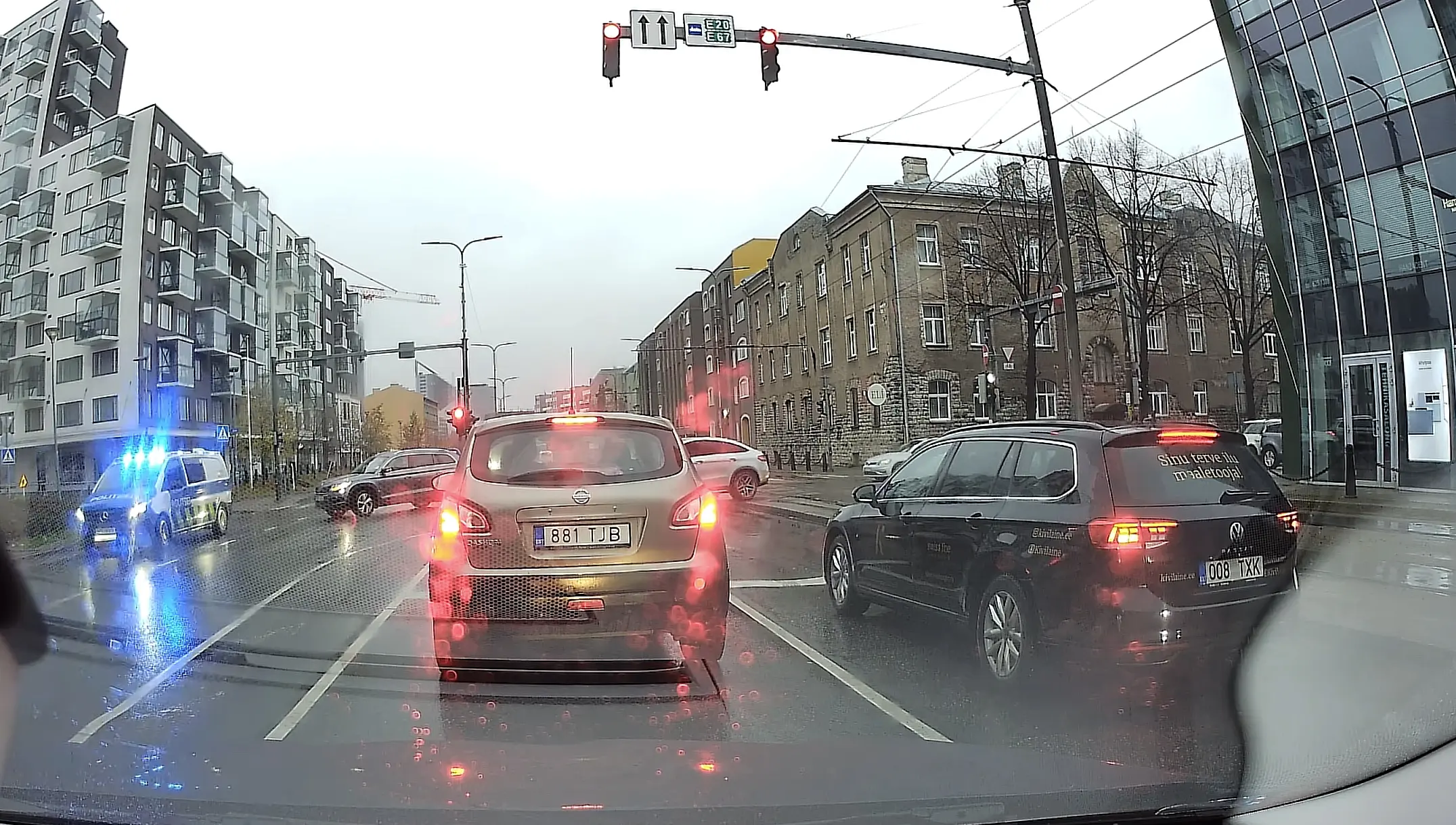 Vaata, kas arusaamatu reklaam põhjustas peaaegu avarii politseiautoga?