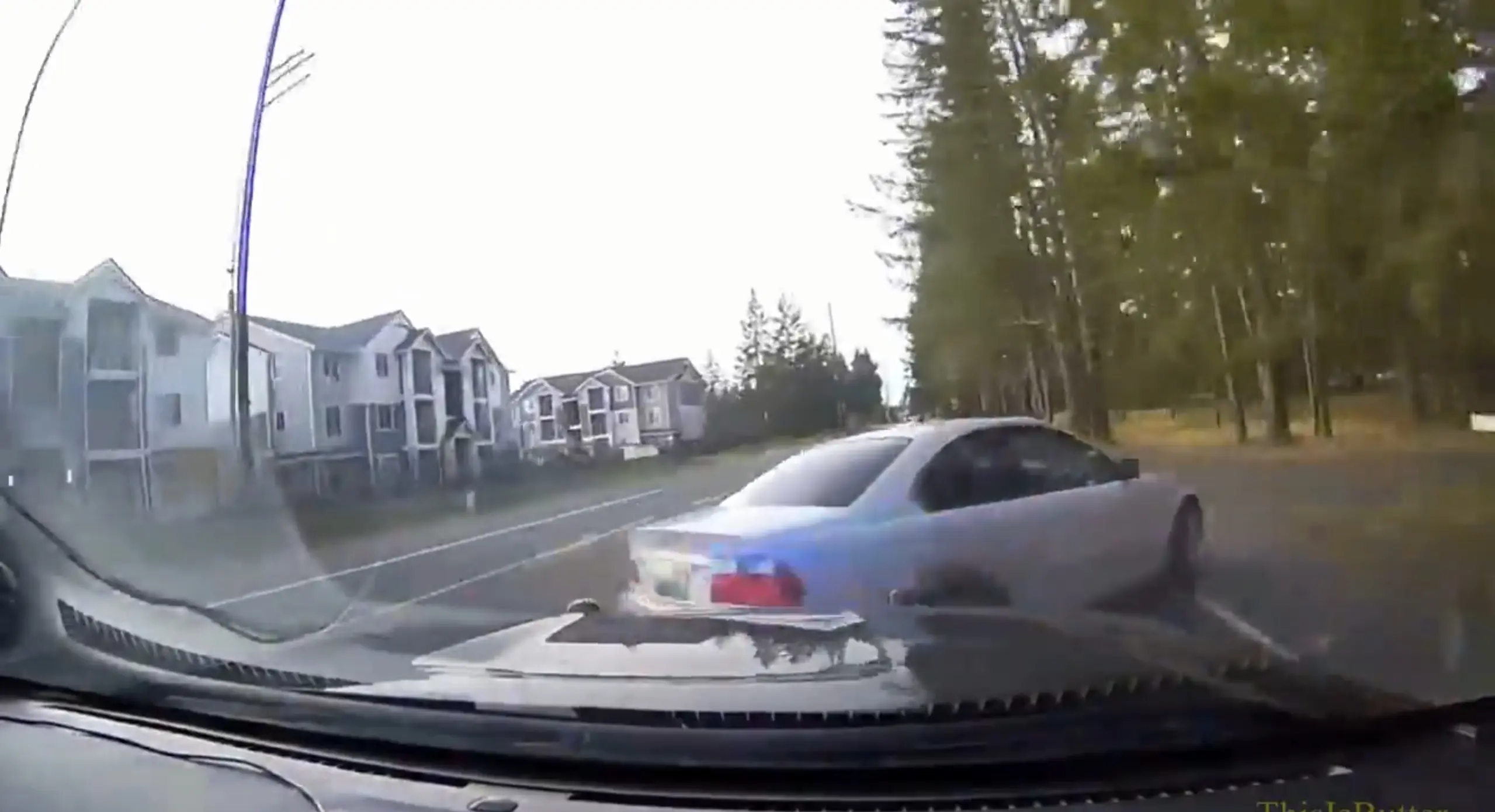 Politsei rammis põgeneda üritanud auto teelt välja