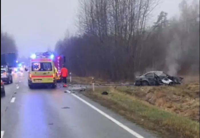 Sõiduauto süttis pärast kokkupõrget veoautoga põlema