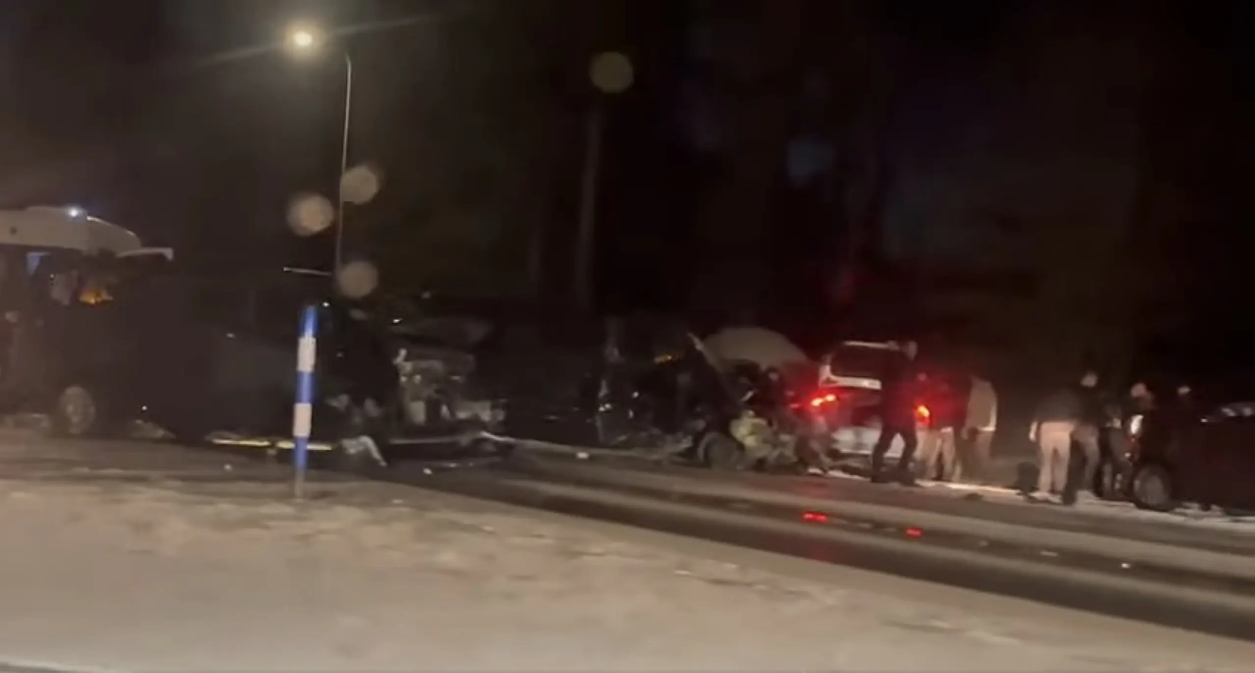 Tallinn-Narva maanteel põrkasid suures avariis kokku neli väikebussi ja kaks sõiduautot