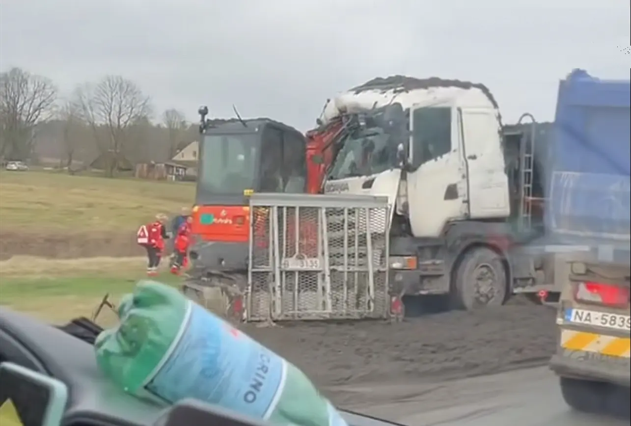 Veoauto sõitis teisele tagant sisse, avariis osales veel mitu sõiduautot