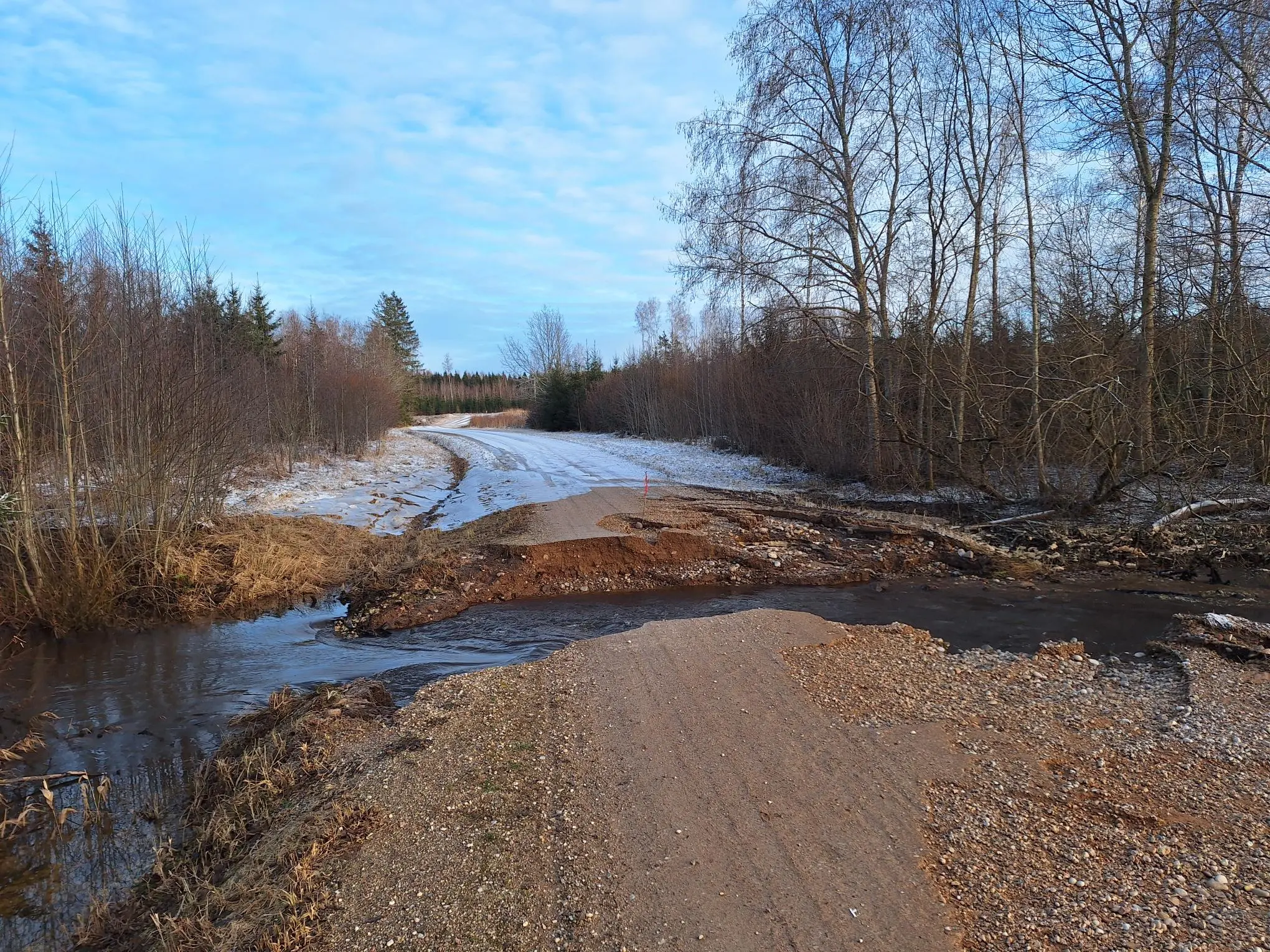 Ära uhutud lõigud katkestasid kahel teel liikluse