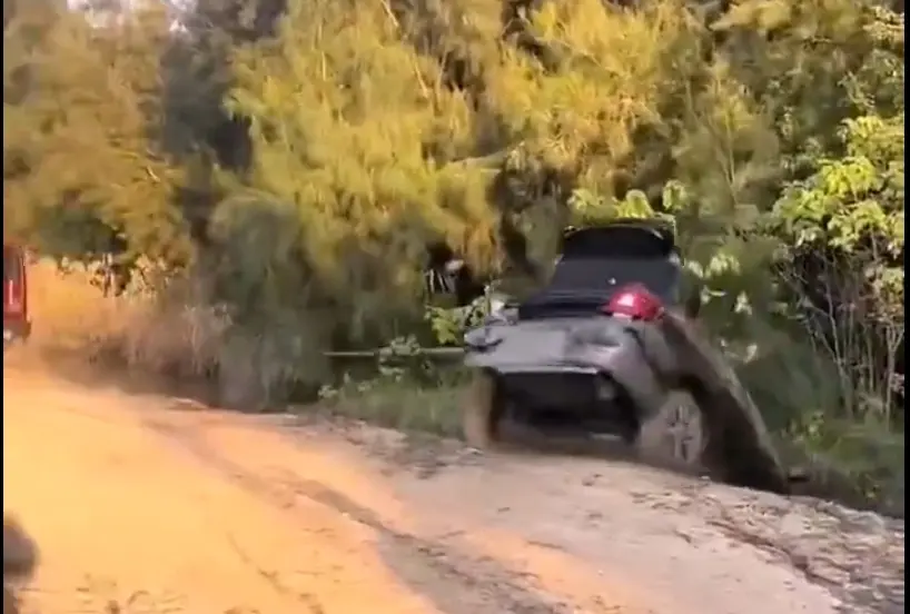 Sikutame autot kraavist välja. Mis saakski valesti minna?