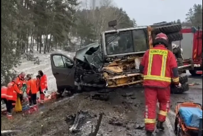 Veoauto haagiselt kukkus traktor vastutulevale kaubikule peale