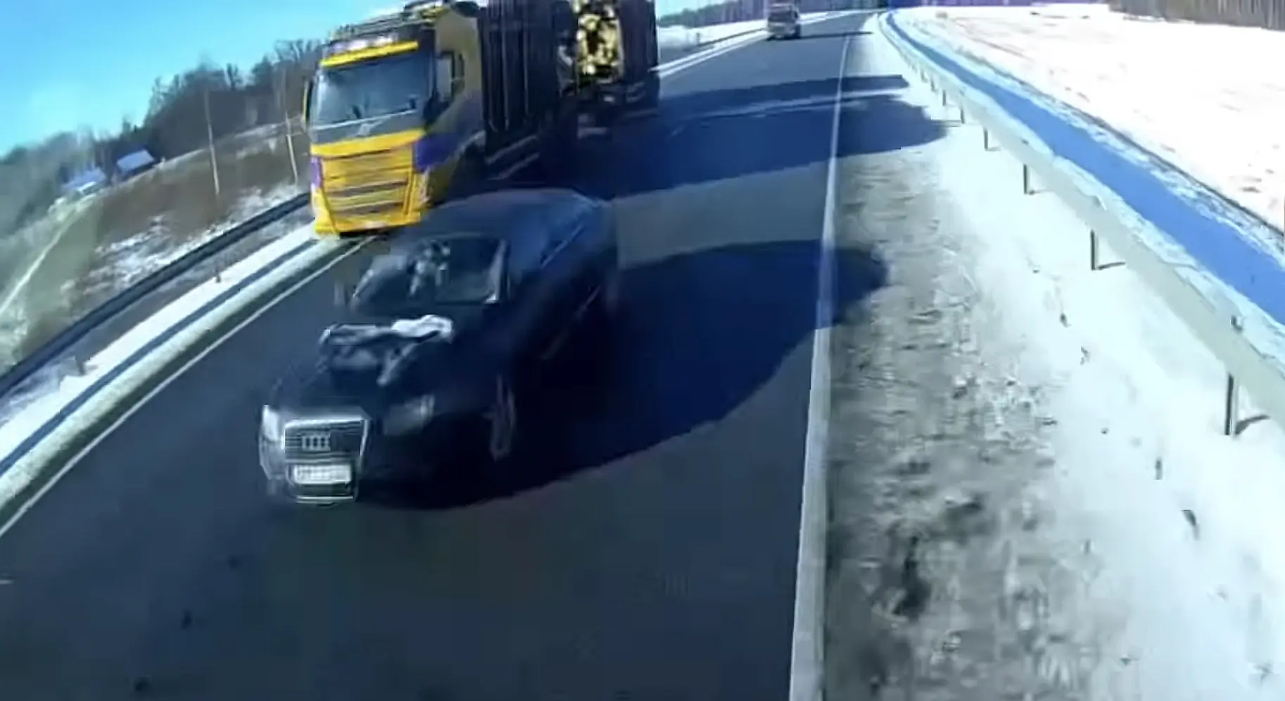 Vaata, kuidas sõiduauto oleks kahe veoka vahele jäänud