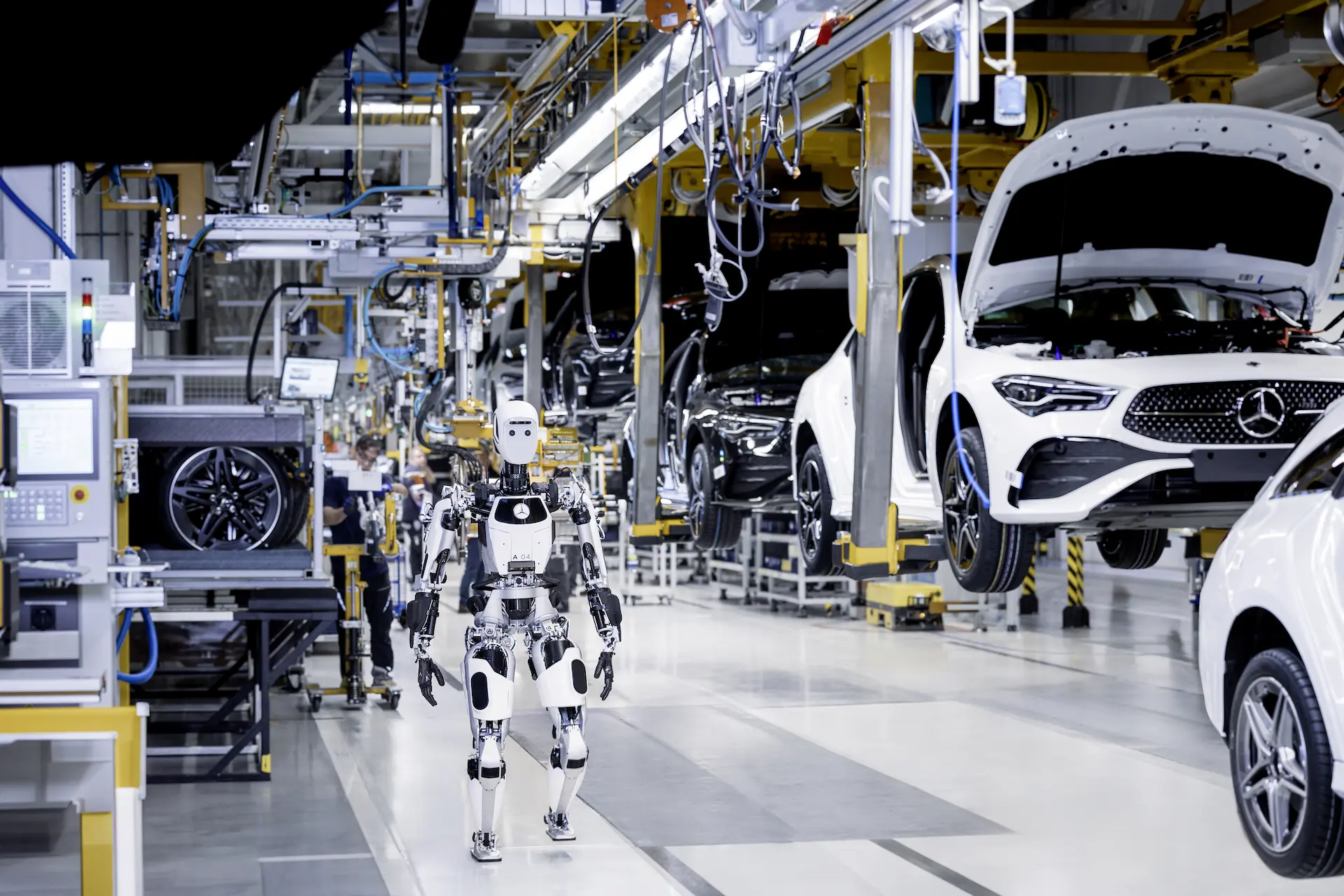 Tulevik kõnnib nüüd kah jalgadel – Mercedes palkas roboti