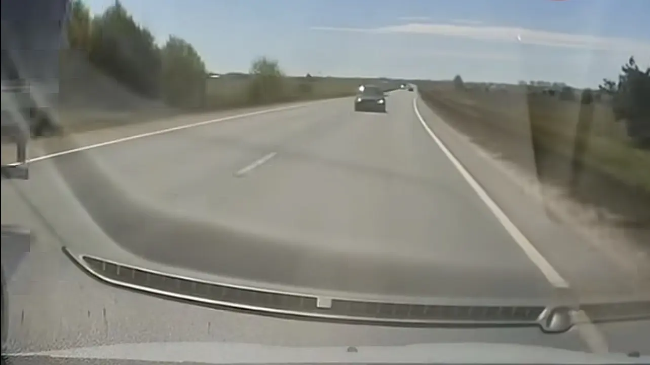 Ees on rekka, taga ajudeta juht - mis võikski valesti minna?