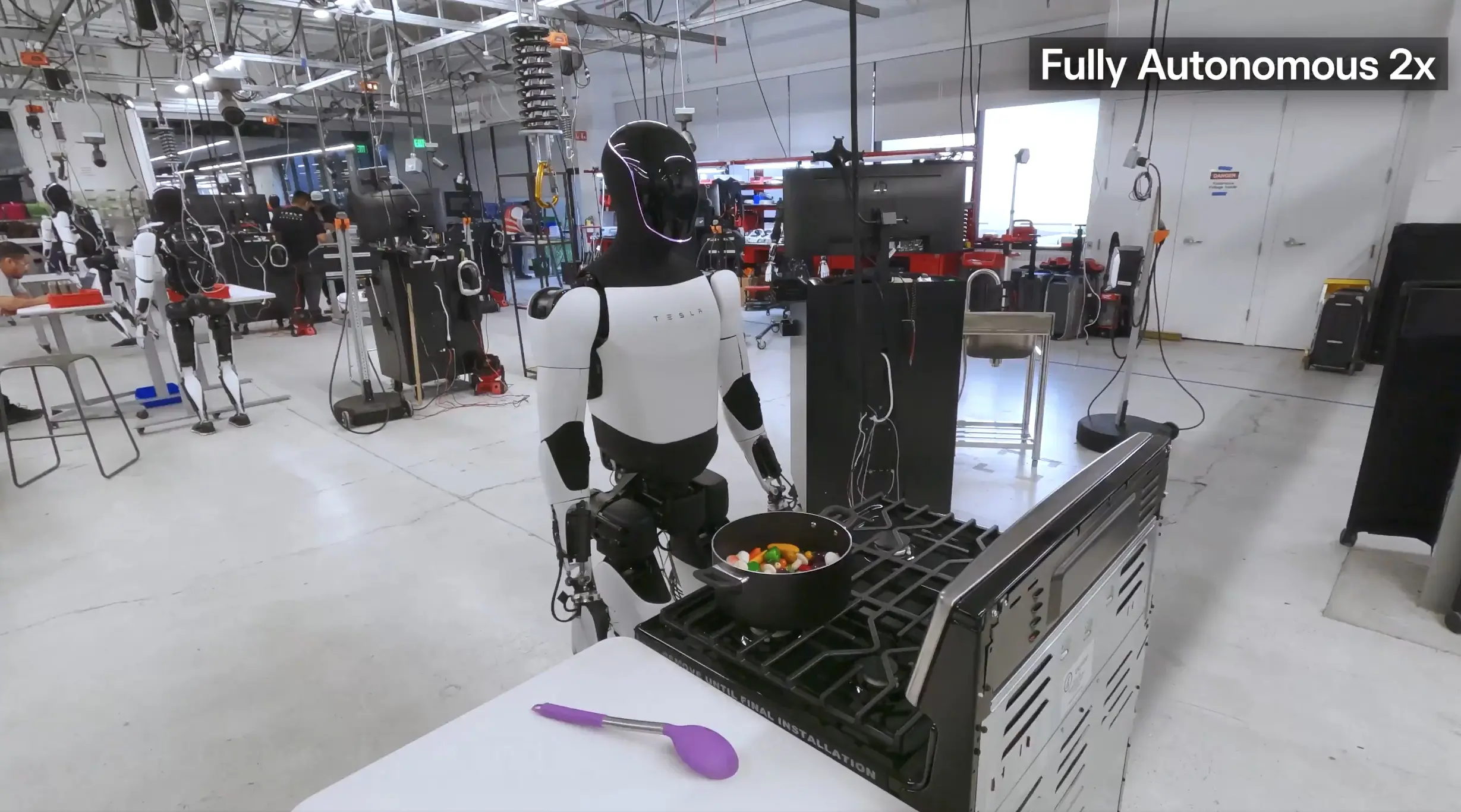Tesla kodurobot näitab, milleks ta päriselt võimeline on