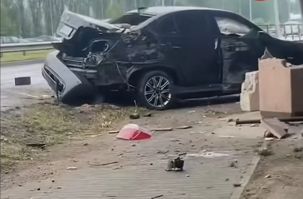 Auto kihutas vastu elumaja seina