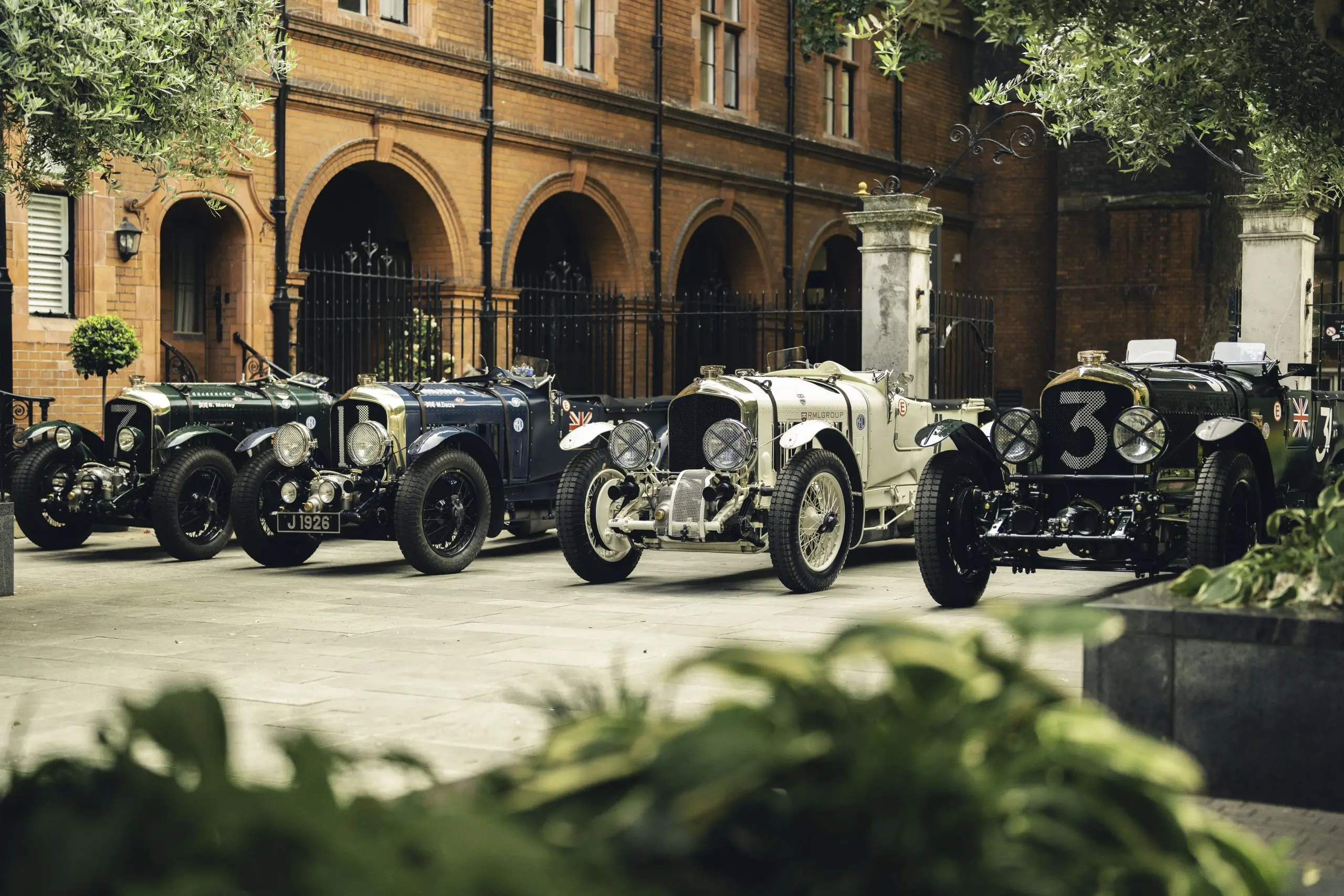 Bentley sõidab Le Mansi klassikule nelja autoga ja teeb vanast fotost uue koopia