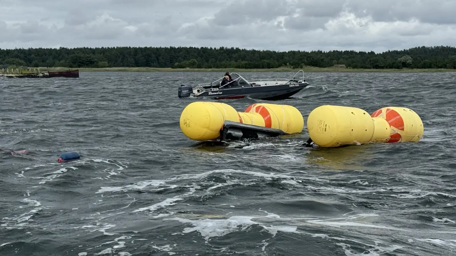 Saaremaa lähedal kukkus kopter merre
