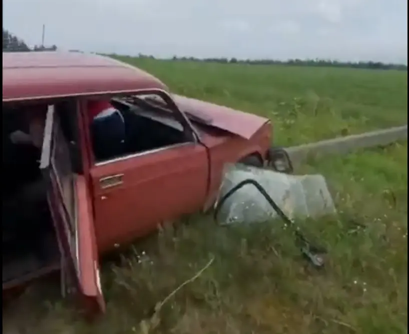 Põlluäärne tühi tee ja üks auto. Mis saakski valesti minna?