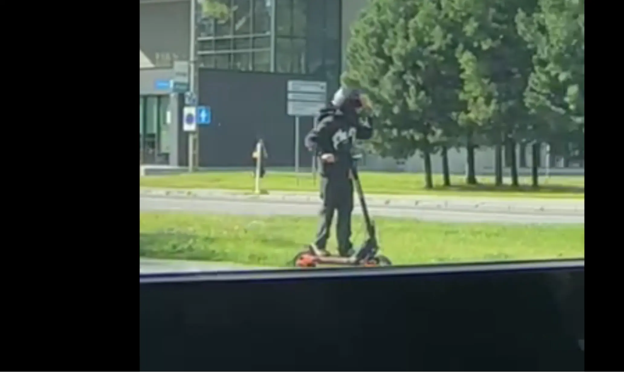 Politsei otsib tõukeratturit, kes kihutas vastu pargitud Volvot ja lahkus
