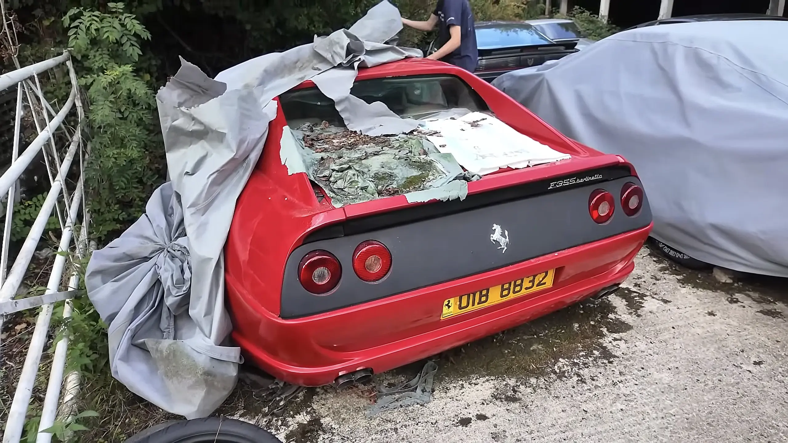 Inglismaalt leiti hüljatuna hulk ägedaid autosid, ühe ebahariliku ekstraga