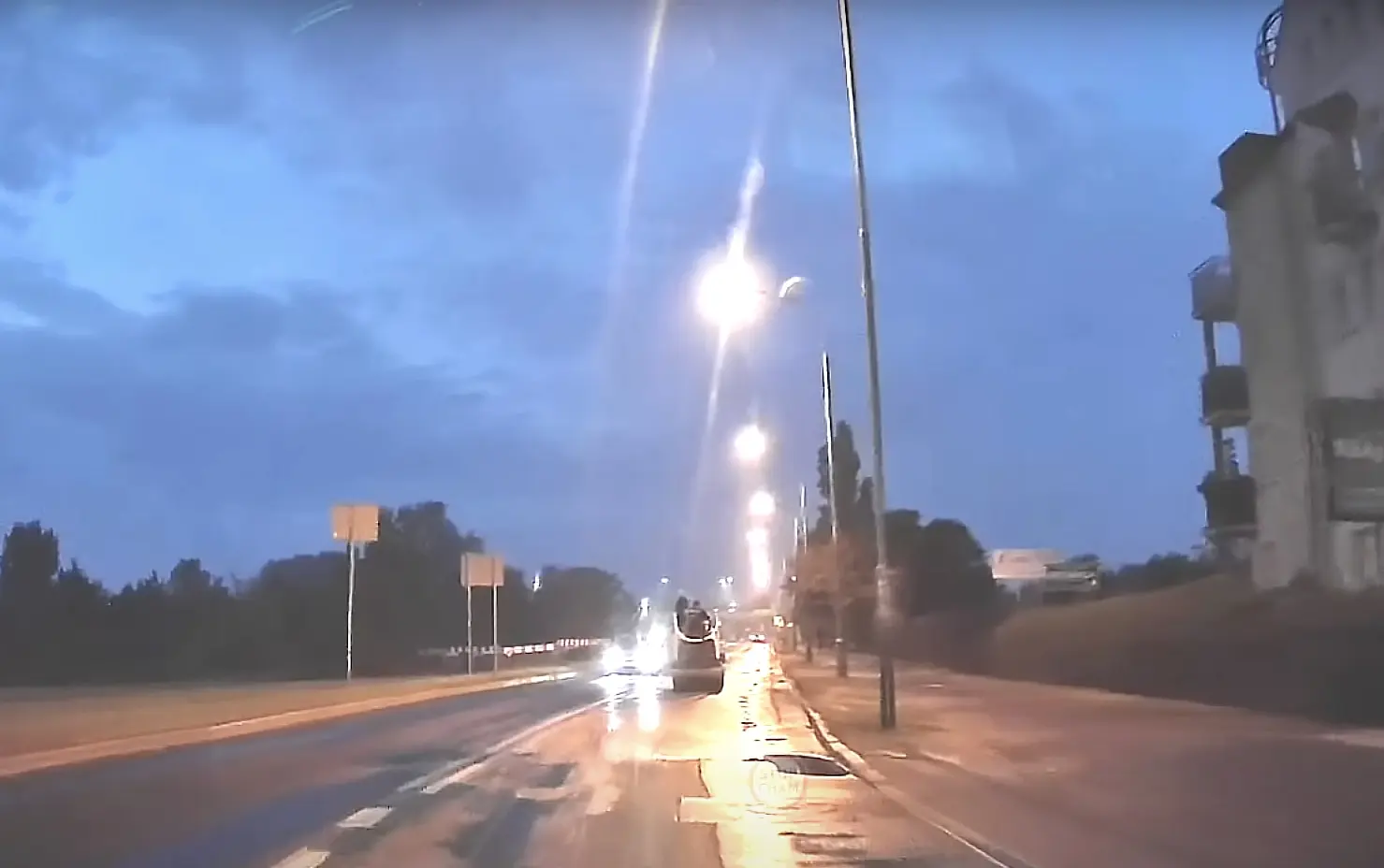Noored ärandasid teerulli ja kihutasid sellega mööda tänavaid ringi