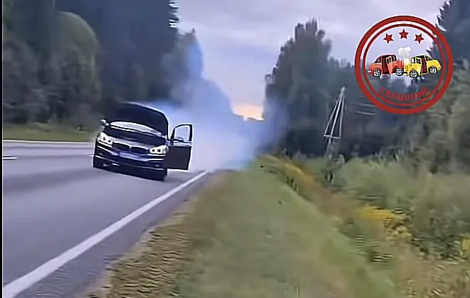 BMW ründas jalgratturit