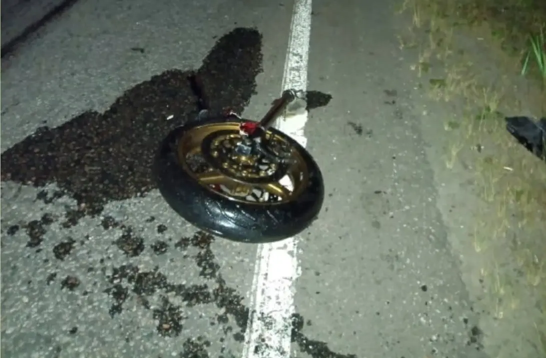 Mootorrattur sõitis tükkideks nii tsikli, kui iseenda
