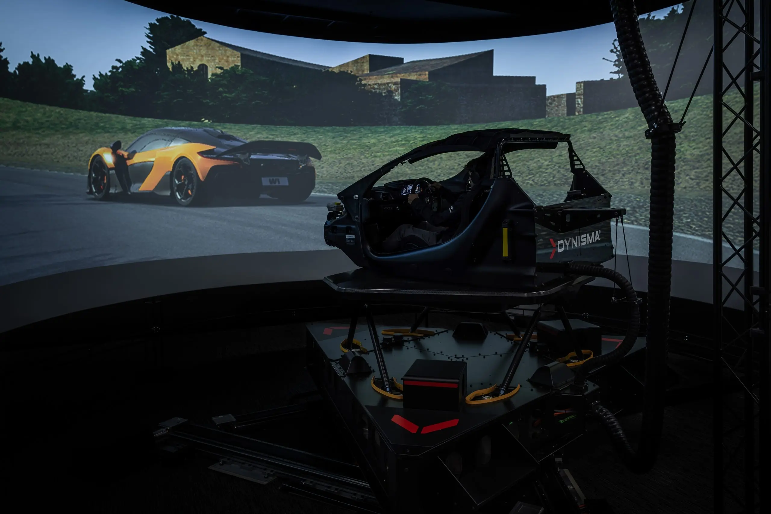 McLaren tõstab virtuaalarenduse uuele tasemele: F1-tehnoloogiaga simulaator viib superautode testimise tulevikku