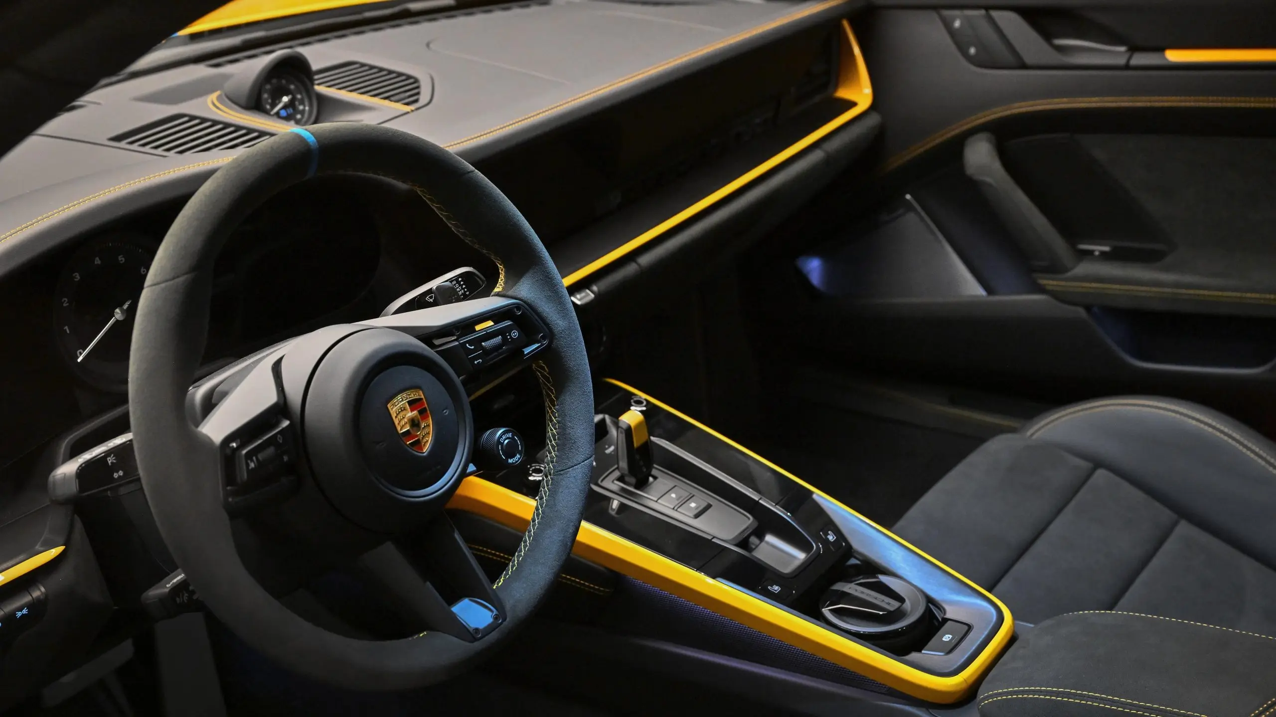 Porsche kasum kukkus 99 protsenti, elektriautod lükatakse edasi, kuid ka bensiinimudelid kaovad rivist