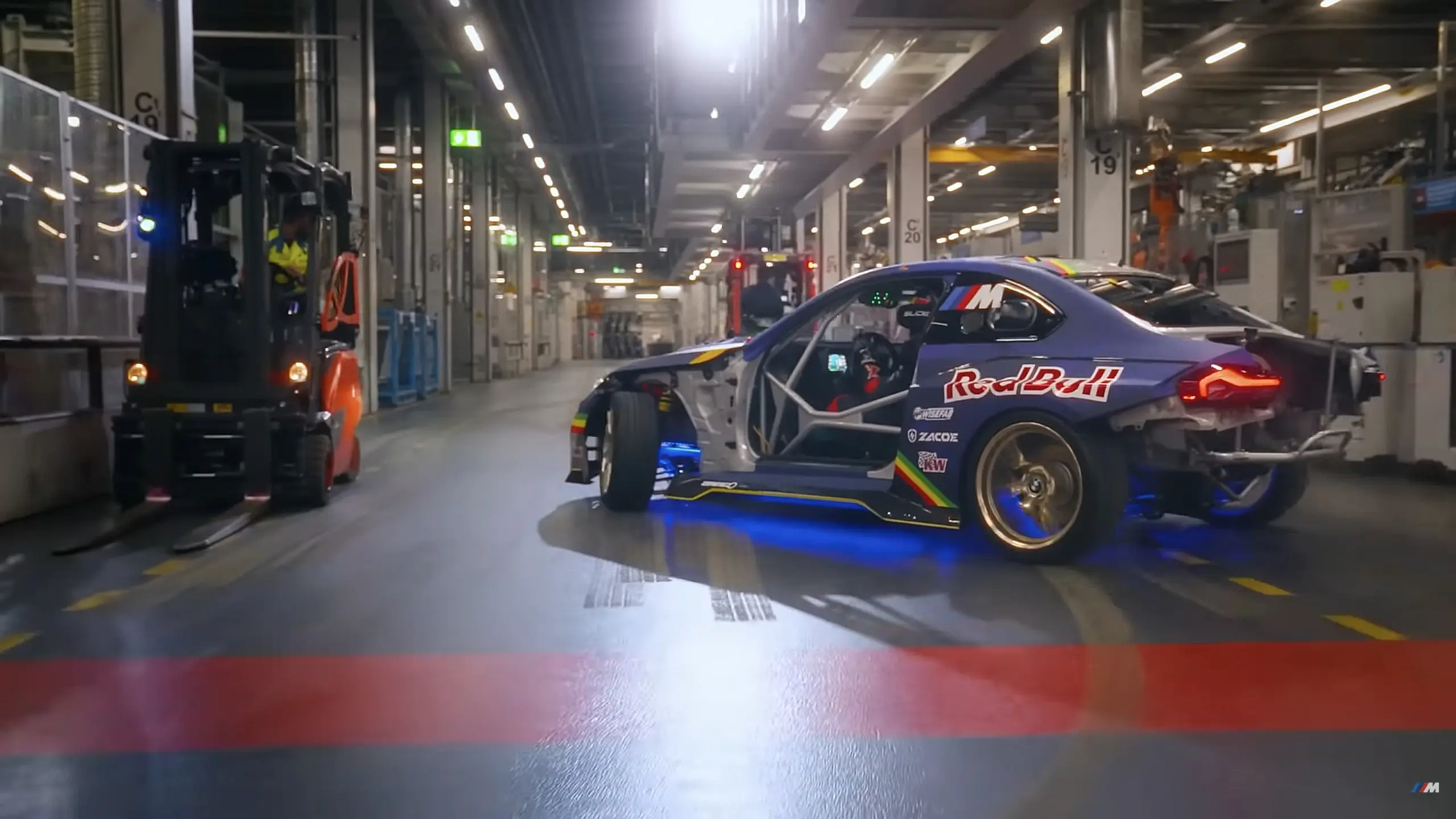 1100-hobujõuline BMW M2 driftis mööda tehast, kus sündisid legendid