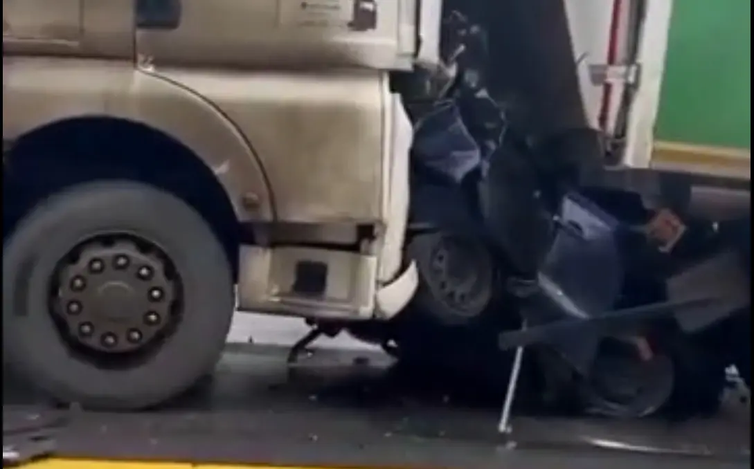 Suures avariis põrkasid kokku neli veoautot ja kaks sõiduautot, hukkus kolm inimest