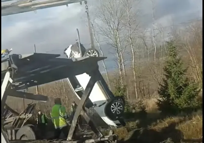 Rekkatäis autosid sõitis kraavi