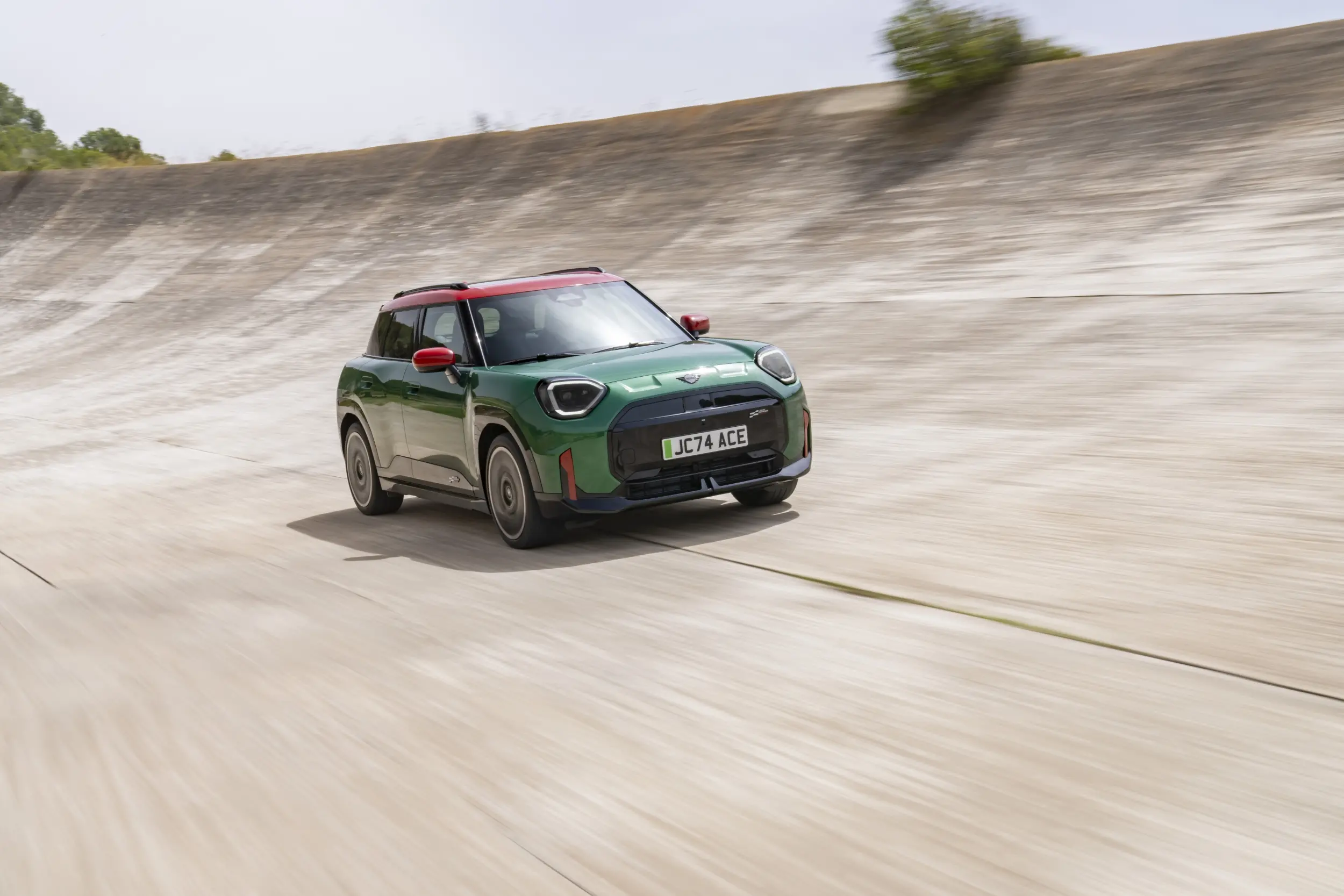 Mini Aceman: väike elektriauto suure ego ja britiliku iseloomuga
