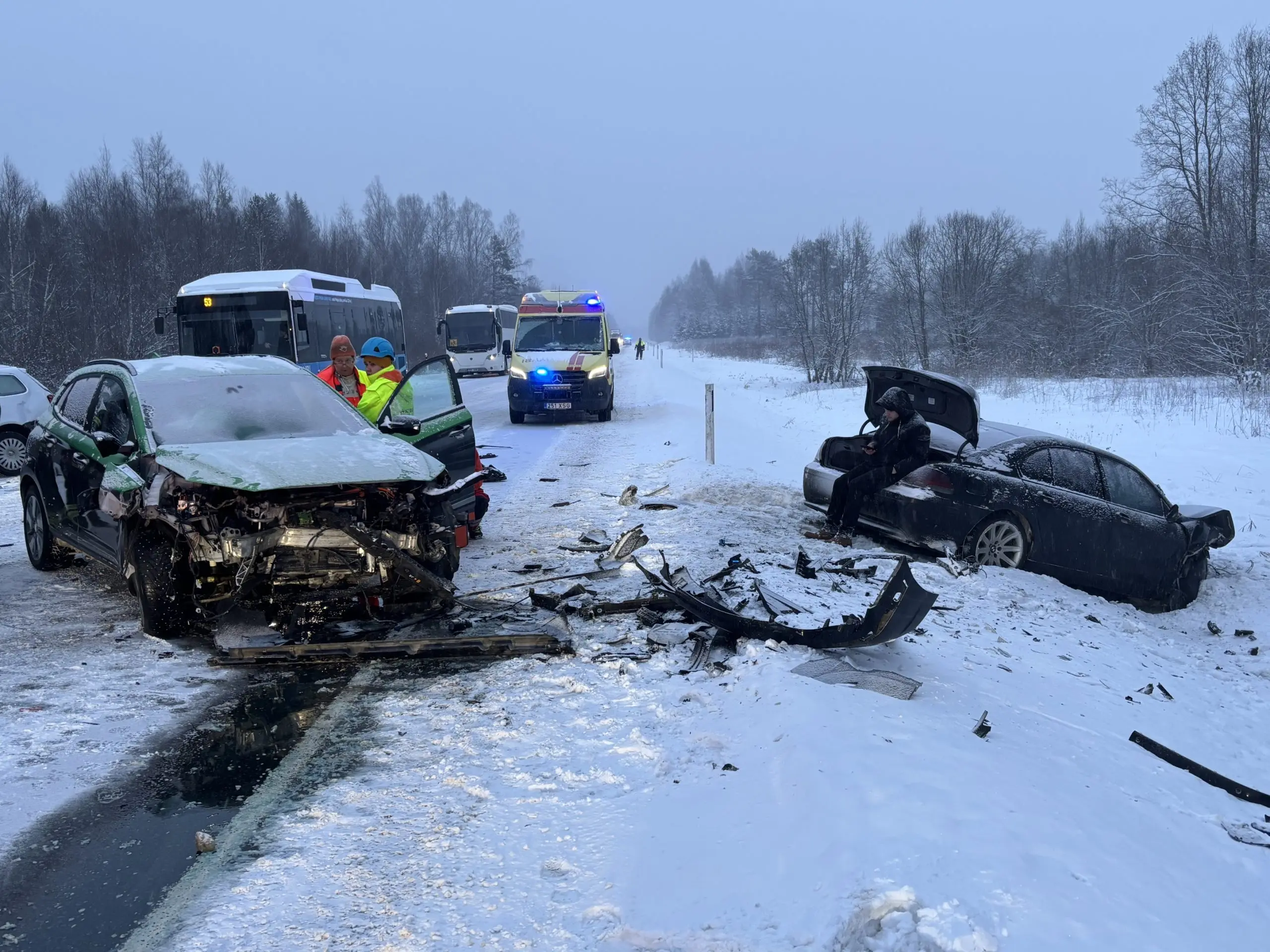 Liiklusõnnetus Jõhvi vallas: Pühajõe külas põrkasid kokku neli autot, tee on suletud