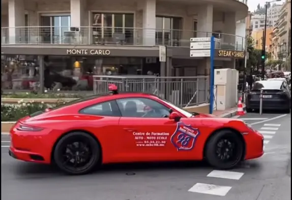 Tavaliselt õpitakse sõitma Toyotaga, Monacos aga Porschega!