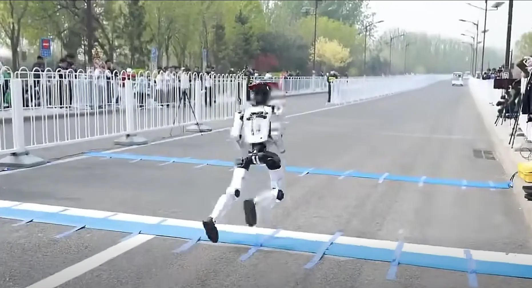 Robot jookseb ennast tükkideks
