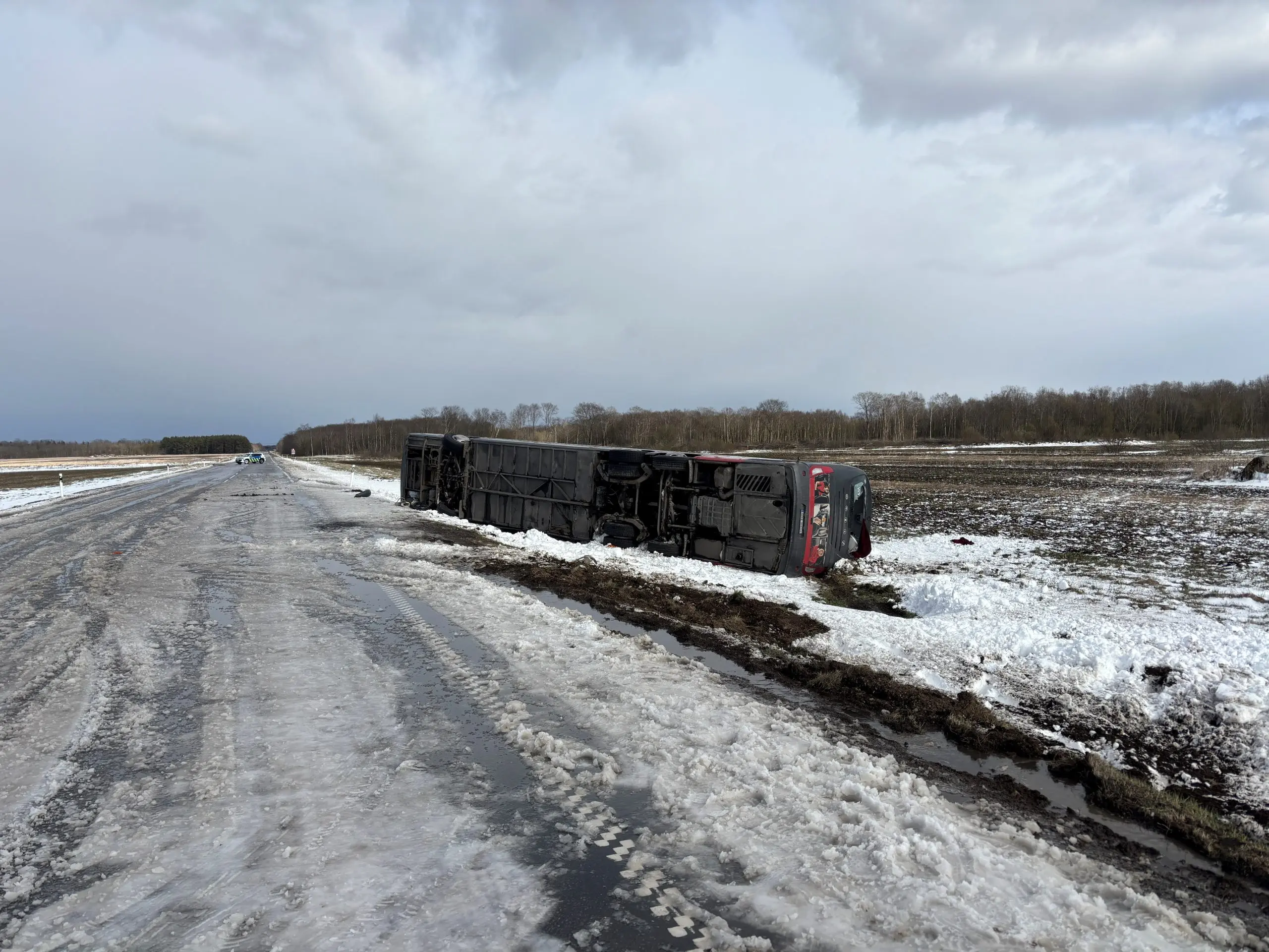 Raske bussiõnnetus Ida-Virumaal: Tallinn–Narva maantee on Saka külas suletud