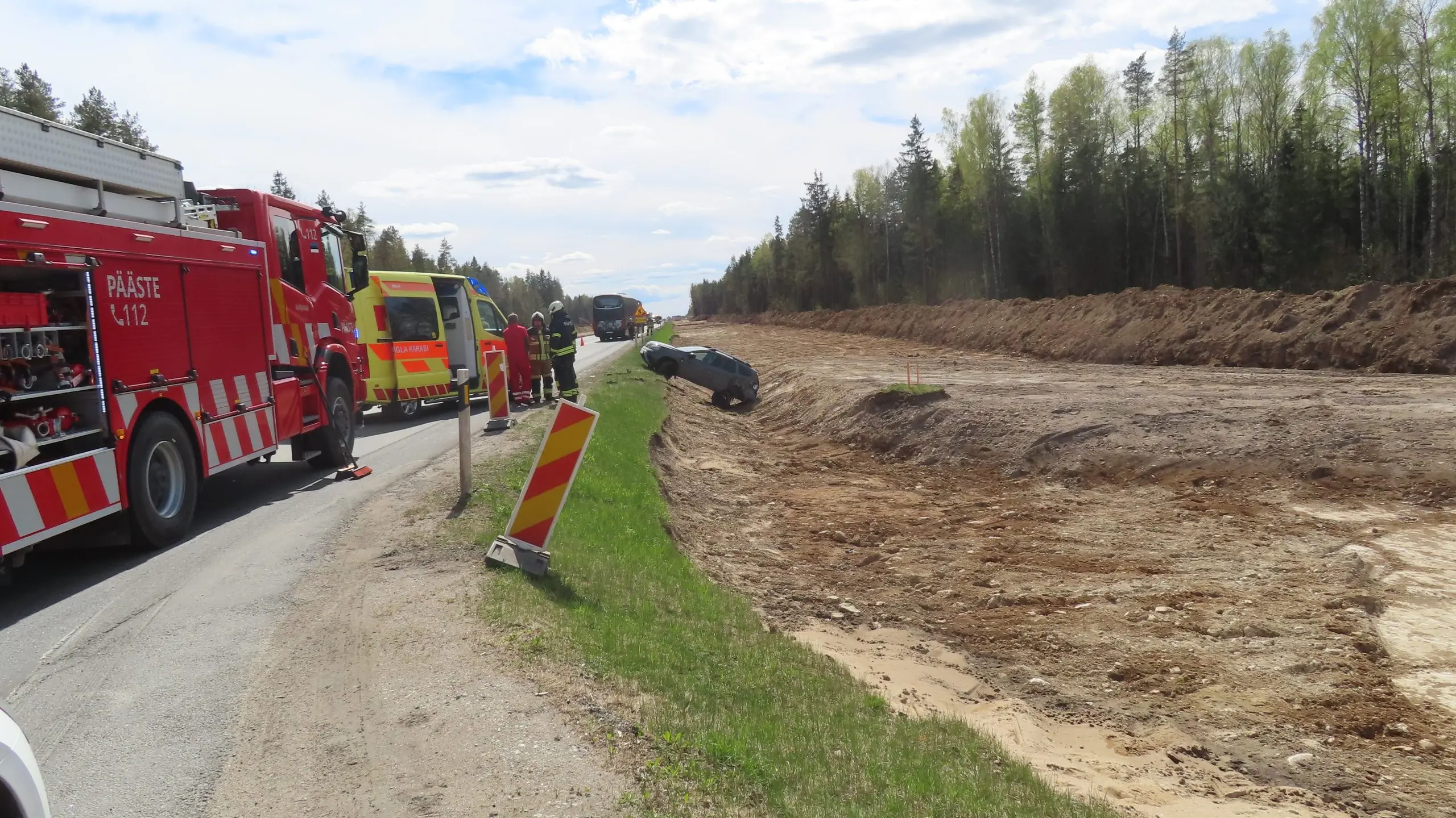 Raplamaal põrkasid kokku reisibuss ja sõiduauto: kaks inimest toimetati haiglasse