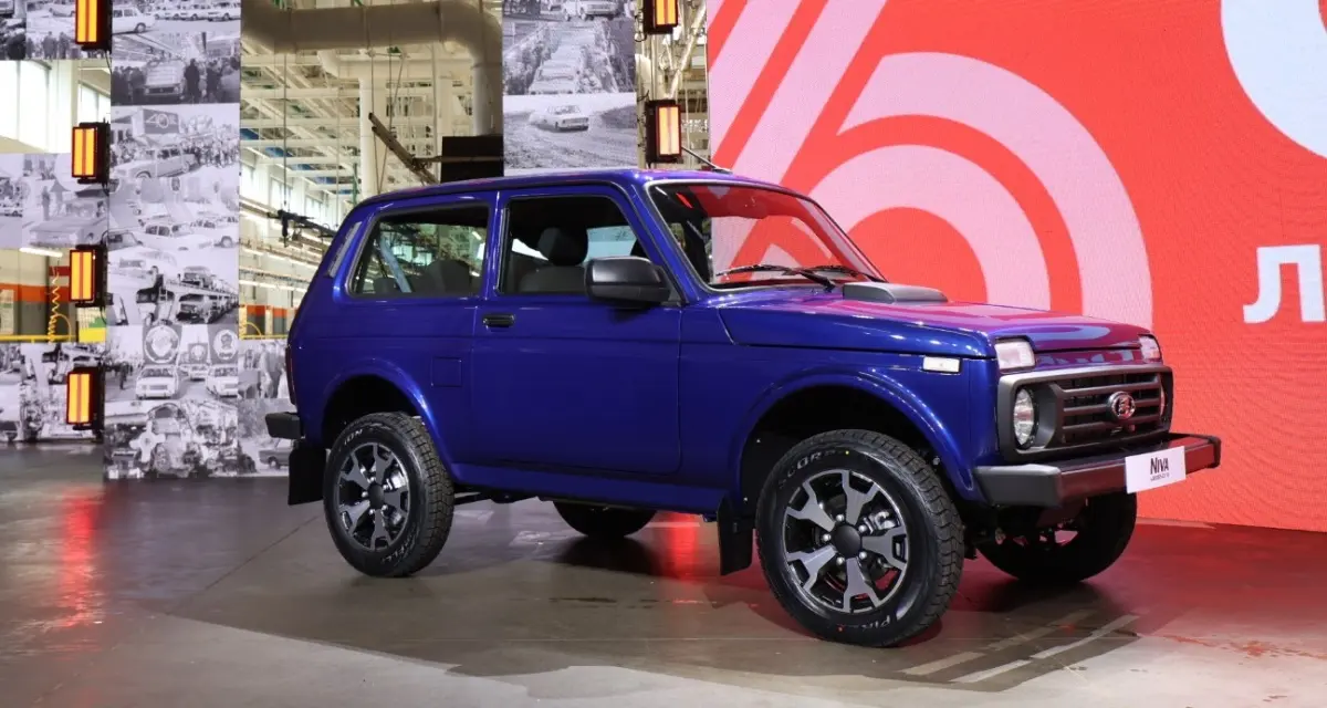 Lada Niva sai lõpuks esimese turvapadja ja peaaegu moodsa mootori