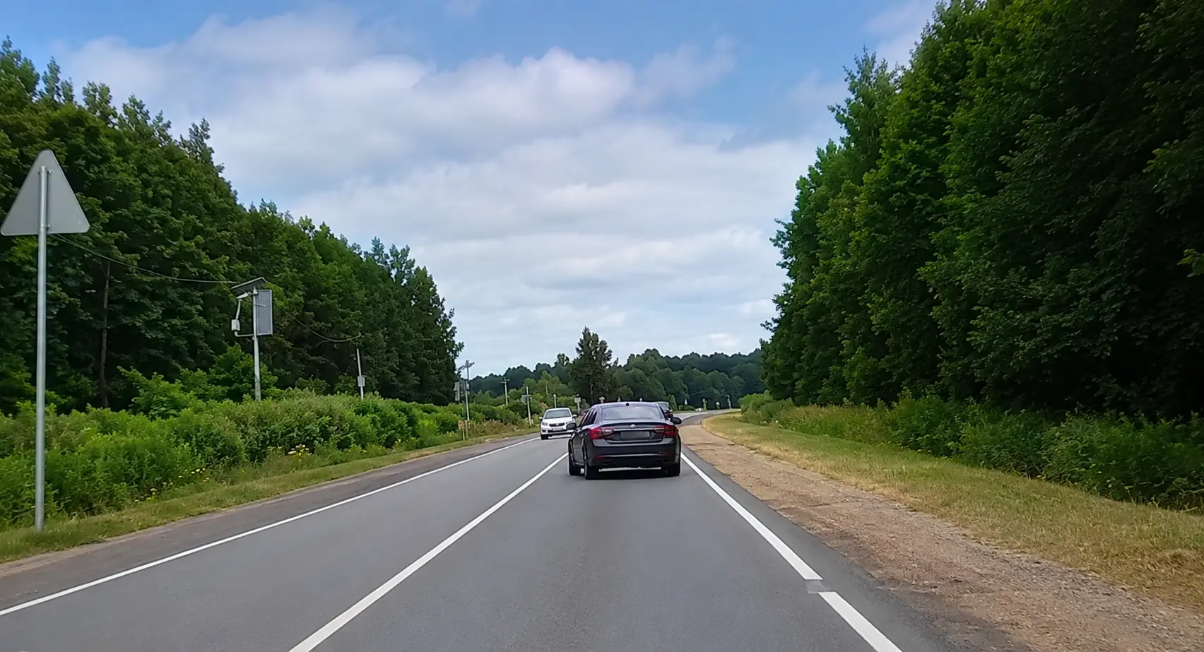 Vaata, kuidas pisike auk tees kolm inimest loojakarja saatis