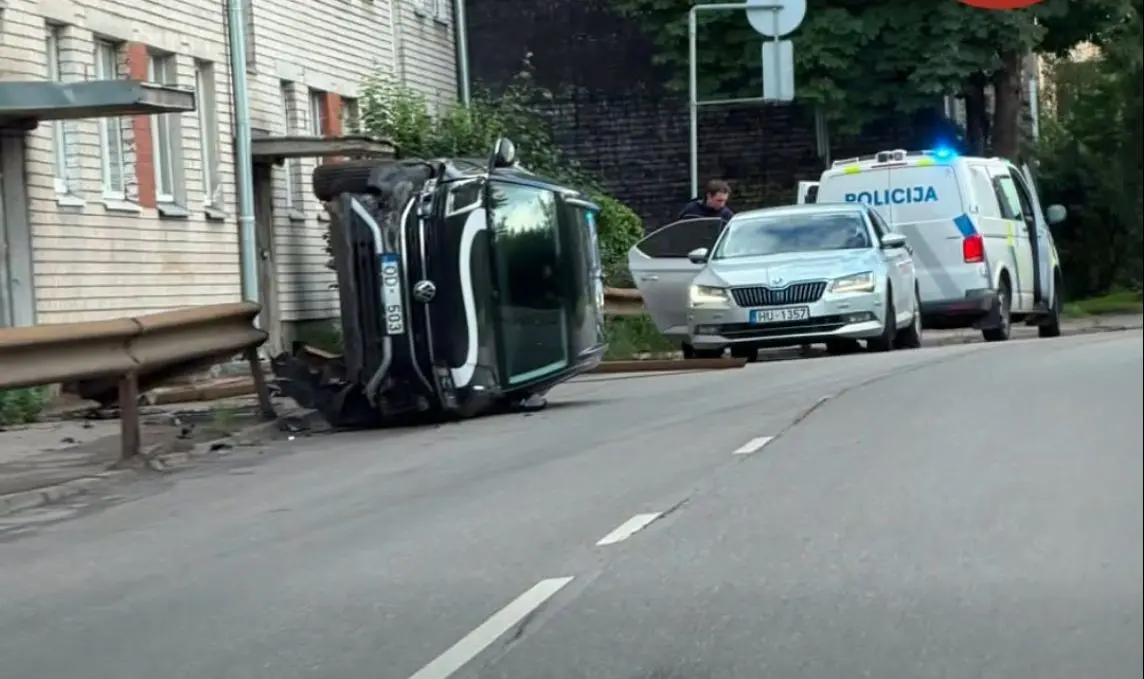Citybee rendiauto pargiti küljele