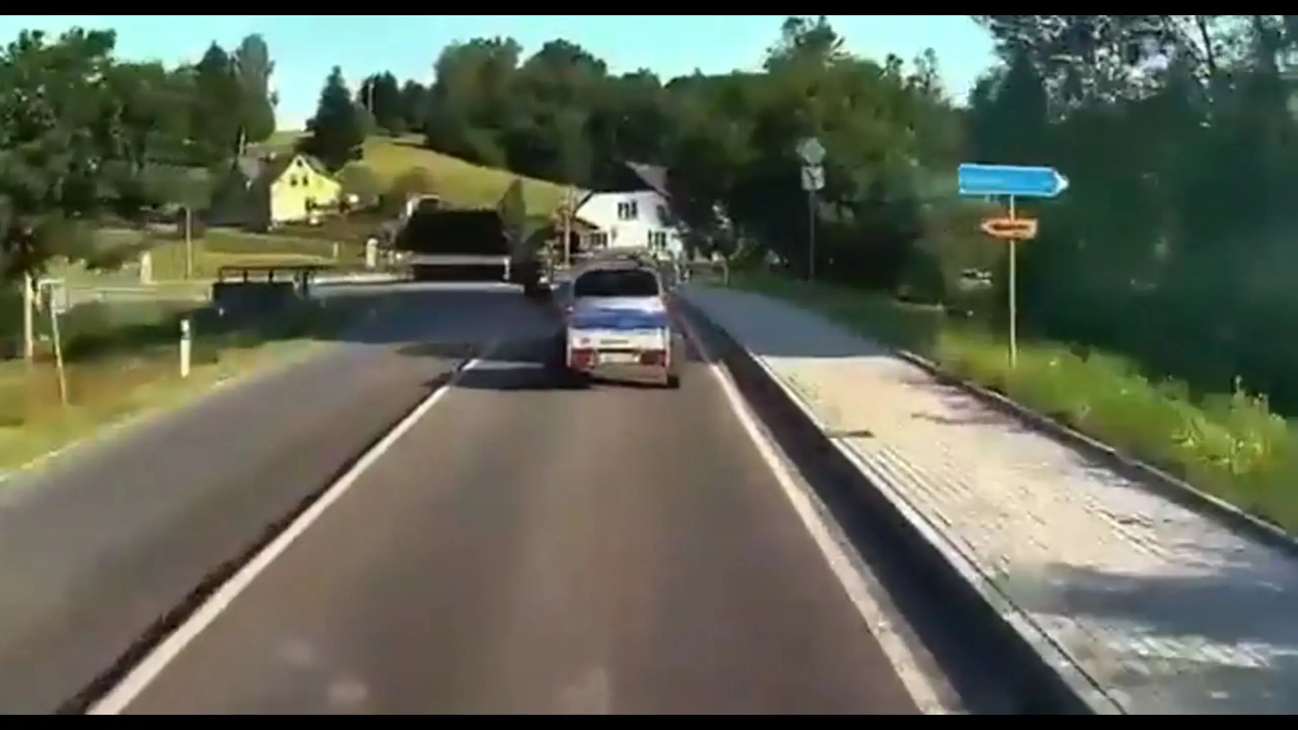 Mootorrattur kihutas kurvist otse auto katusele