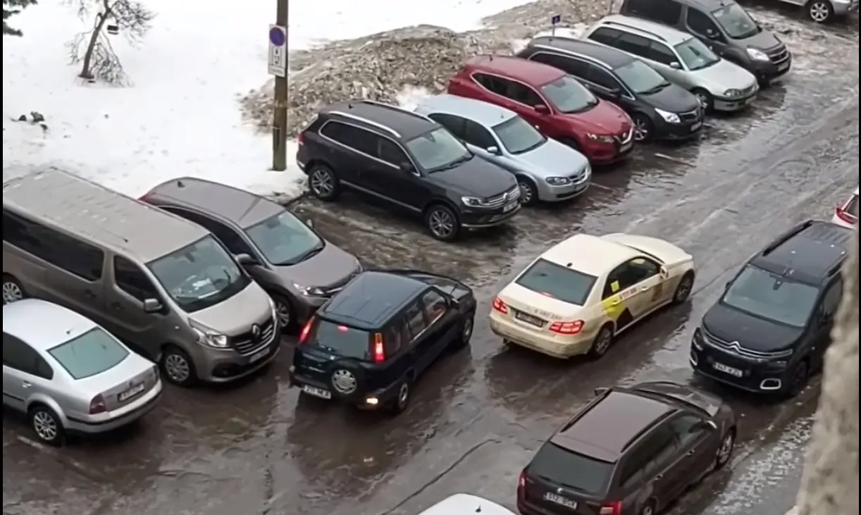 Video | Takso riivas kaht autot ja üritas sündmuskohalt minema sõita