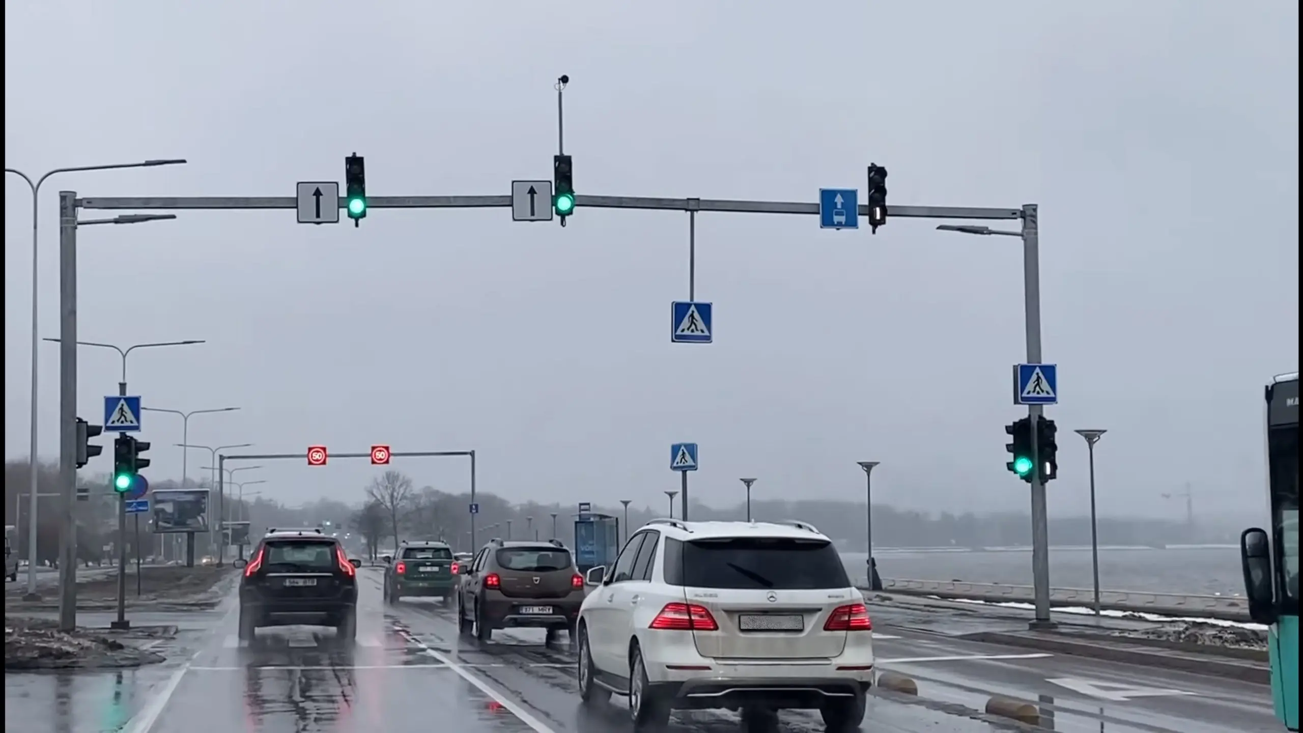 Pirita teel väriseb fooripost