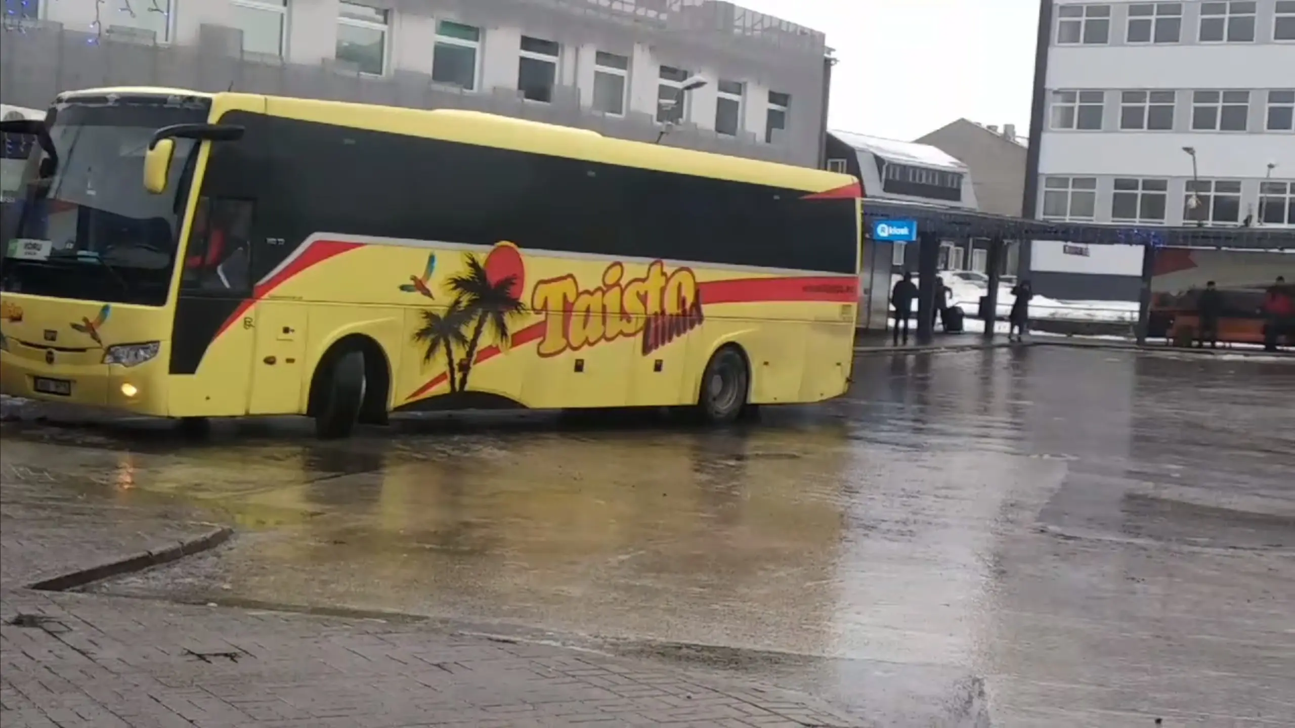 Platvorm 6 ... 5 ...4. Reisijad ei tea, kus buss peatub. Bussijuht ka ei tea kus pidama saab
