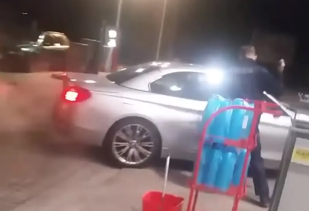 Video | Oi kurwa! Tšikk korraldas bensiinijaamas korraliku segaduse