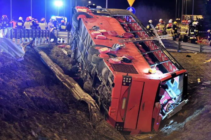 Ukrainlasi vedanud buss sõitis kraavi. 6 inimest sai surma, 35 viga